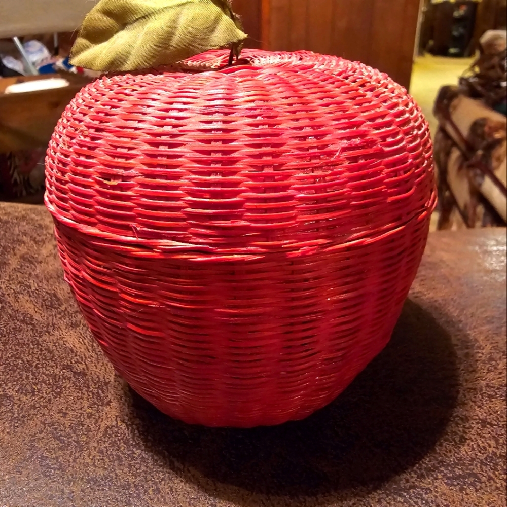 COPY - Vintage wicker apple basket with top